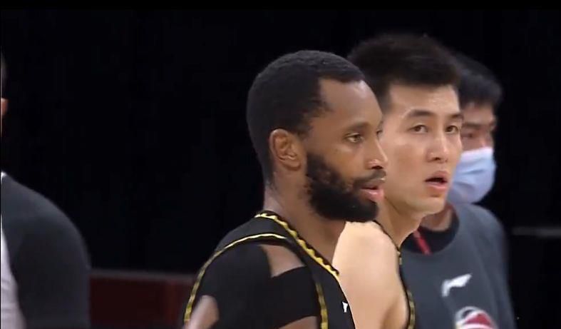 洪五，我现在就在钻石包厢，立马滚下来见我。